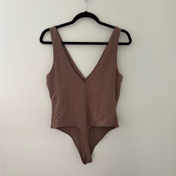 Aritzia Babaton V Neck Bodysuit Large - Picture 3 of 5